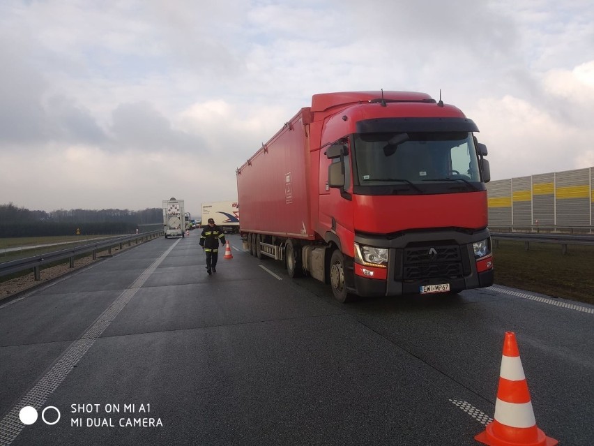 Groźny wypadek na S8 koło Łasku. Zderzyły się cztery samochody [ZDJĘCIA]