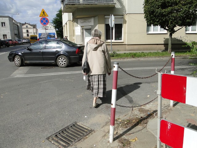 Formalnie nie ma tu oznaczonego przejścia przez ulicę kardynała Stefana Wyszyńskiego.