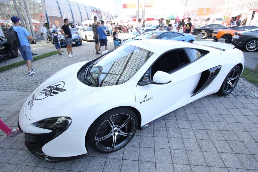 Najdroższy, bo kosztujący sporo ponad milion złotych McLaren...