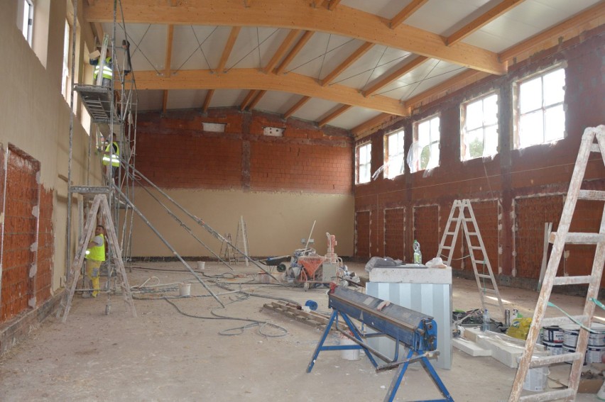 Finał budowy sali gimnastycznej w Górnikach. Obiekt do dyspozycji uczniów jeszcze w tym roku