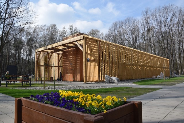 Tężnia solankowa w Katowicach wraz z otaczającym parkiem. Otwarto je wiosną 2019 roku.