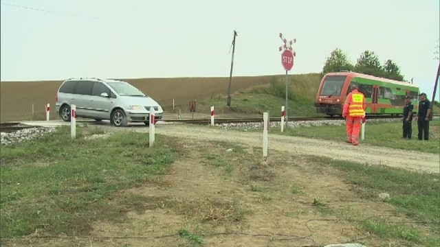 Śledczy przeprowadzili eksperyment procesowy w miejscowości Pniewite (woj. kujawsko-pomorskie), gdzie na początku czerwca doszło do wypadku na przejeździe kolejowym. Zarzut usłyszała kierująca samochodem kobieta, która w wypadku straciła dwójkę małych dzieci / Fot. TVN24/x-news