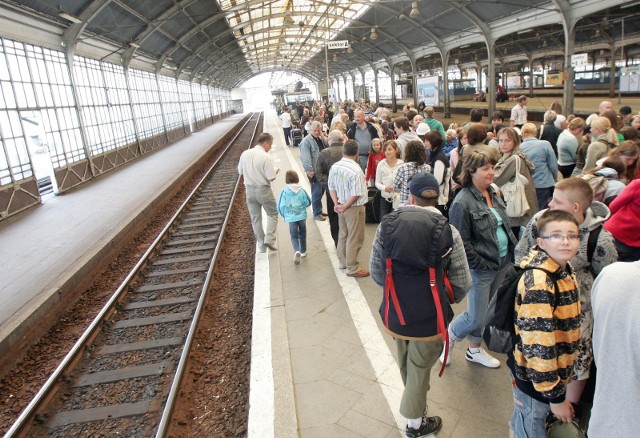 Wrocław Główny, to najpopularniejsza i najbardziej oblegana stacja kolejowa w Polsce. To wniosek z raportu opublikowanego właśnie przez Urząd Transportu Kolejowego, a dotyczącego tzw. dobowej wymiany pasażerów w 2021 roku. Dziennie przez nasz największy dworzec i najbardziej obleganą, jak się okazuje, stację w kraju, przewija się średnio blisko 47 tysięcy osób. Wrocław zostawił w tyle Poznań czy Kraków Główny i drugi rok z rzędu zajął pierwsze miejsce. Co ciekawe, w tegorocznym raporcie, podano także statystyki dla mniejszych stacji w regionie. Dzięki nim, możemy się dowiedzieć które z nich są najpopularniejsze - poza Wrocławiem Głównym oczywiście. To bardzo ciekawe statystyki, bo okazuje się, że stacje z mniejszych miast, jak Strzelin, Oława czy Kąty Wrocławskie, są bardziej oblegane niż np. Wrocław Nadodrze, który jest ewidentnie kiepsko wykorzystany. Sprawdźcie dokładne statystyki na kolejnych slajdach. Poruszajcie się przy pomocy strzałek lub gestów na ekranie smartfona.