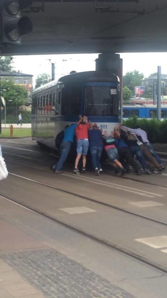 Awaria tramwaju na rondzie Mogilskim (zdjęcie z czwartku, 2 czerwca)