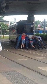 Kraków. Pasażerowie pchali tramwaj na rondzie Mogilskim [ZDJĘCIA INTERNAUTÓW]