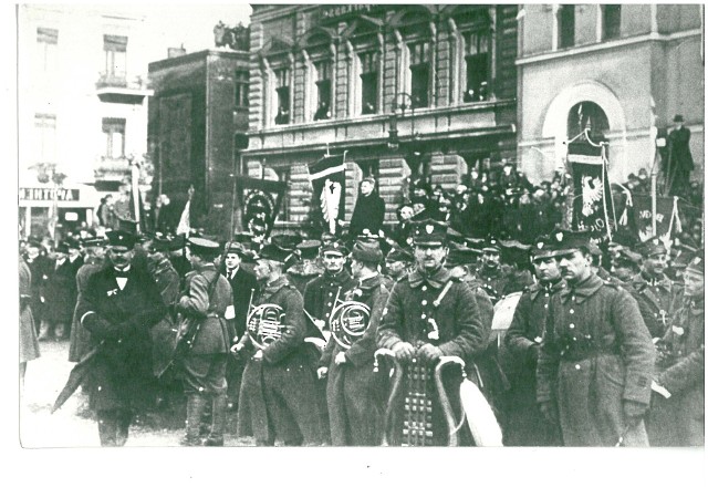 Polska orkiestra wojskowa szykująca się do odegrania hymnu na Starym Rynku w Bydgoszczy 20 stycznia 1920 r.
