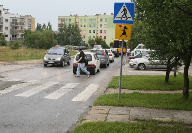 W kieleckim osiedlu Na Stoku, przejście przez ulicę Orląt Lwowskich, tak oto nie spotyka się z chodnikiem&#8230;