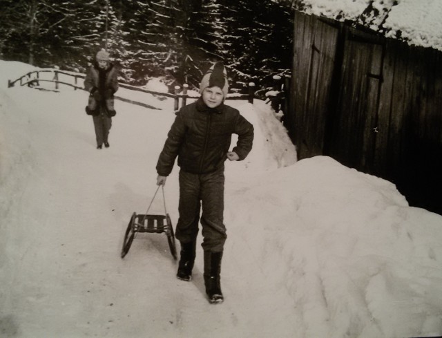 Wisła - Jurzyków, lata 80. Autor artykułu odziany w Relaksy   przed kolejnym zjazdem na sankach. A wokół pełno śniegu