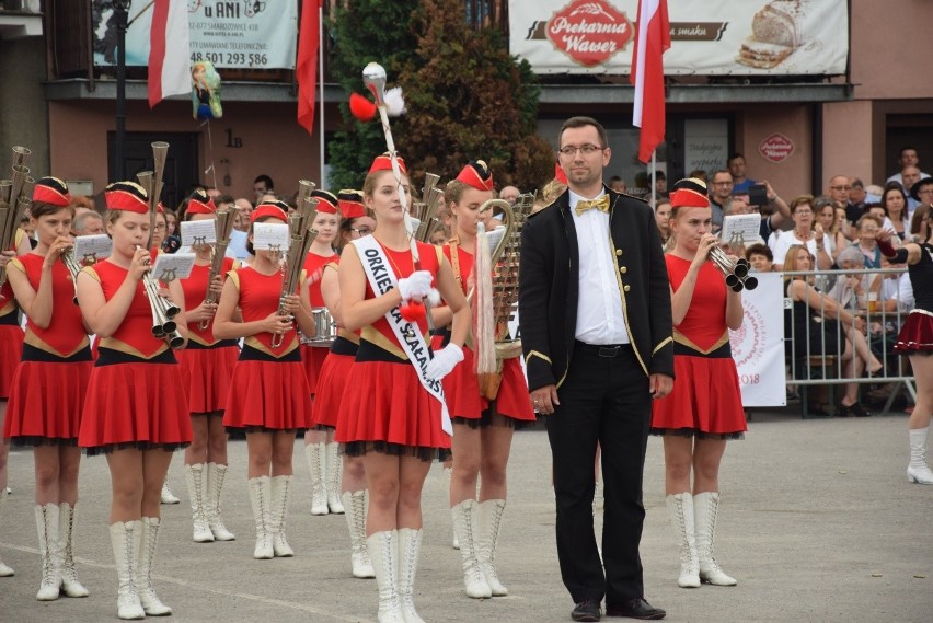 Parada i tańce instrumentalistów w Skale. Festiwal Orkiestr Wojskowych i Dętych