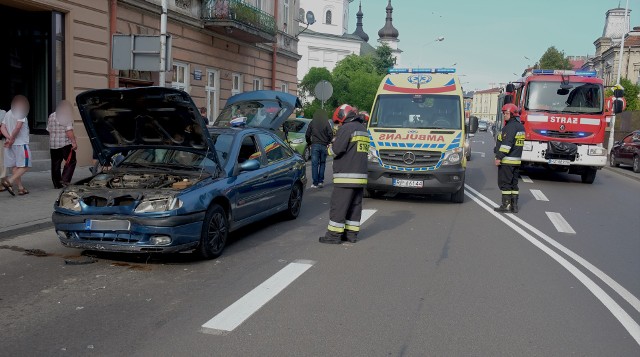 Do kolizji doszło we wtorek na ul. Grunwaldzkiej w Przemyślu.- Kierujący renault, 35-letni przemyślanin doznał ataku padaczki i najechał na tył fiata, który stał w korku - powiedziała sierż. szt. Marta Fac z KMP w Przemyślu.Nikomu nic się nie stało, a uczestnicy zdarzenia byli trzeźwi. Okazało się jednak, że 35-latek z renault, nigdy nie posiadał prawa jazdy. Policjanci ukazali mężczyznę mandatem karnym w wysokości 1000 zł za kolizję i kierowanie bez uprawnień.Zobacz także: Wypadek w Przemyślu. Jeden z kierowców pijany