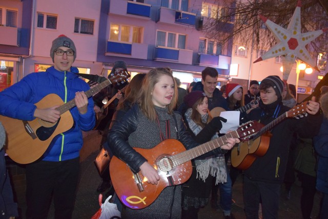 Orkiestra Jednej Kolędy dała swój występ bladym świtem w centrum Gorzowa.