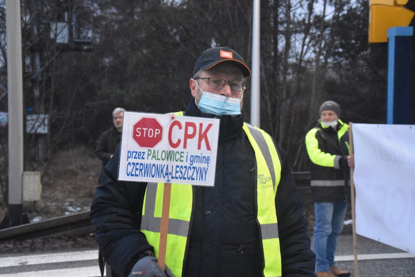 Sprzeciw wobec CPK mieszkańcy wyrażali na transparentach, a...