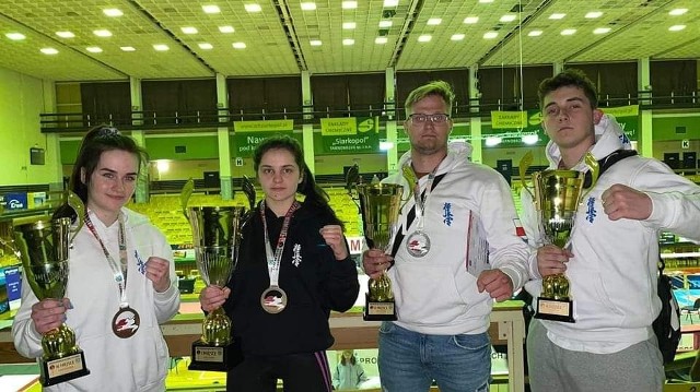 Medaliści z klubu karate Chikara z Kielc na 27. Mistrzostwach Polski Oyama PFK w Tarnobrzegu.