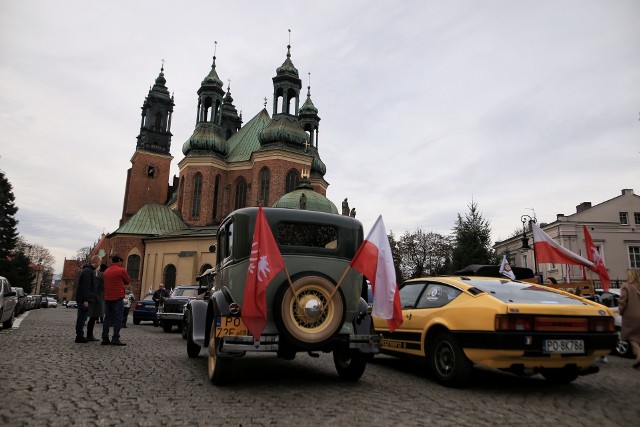 Pasjonaci zabytkowych samochodów zorganizowali w Święto Niepodległości przejazd od dworca letniego do katedry. Stare pojazdy ozdobione były w barwy narodowe. Zobacz zdjęcia z przejazdu --->