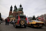 Miłośnicy starych aut uczcili Święto Niepodległości w Poznaniu. Przejazd zabytkowych aut ozdobionych w barwy narodowe [ZDJĘCIA]