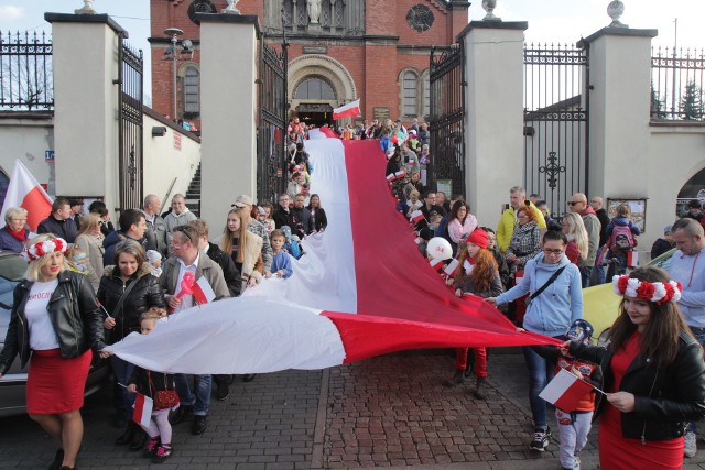 To był naprawdę rodzinny marsz niepodległości, jak zakładali jego organizatorzy. Po uroczystej mszy za Ojczyznę, odprawionej w sosnowieckiej Katedrze pw. Wniebowzięcia Najświętszej Maryi Panny z kościoła zaczął się wylewać biało-czerwony korowód. Mieszkańcy, całe rodziny, często z małymi dziećmi, z biało-czerwonymi flagami w ręku formowały się w uroczysty pochód.