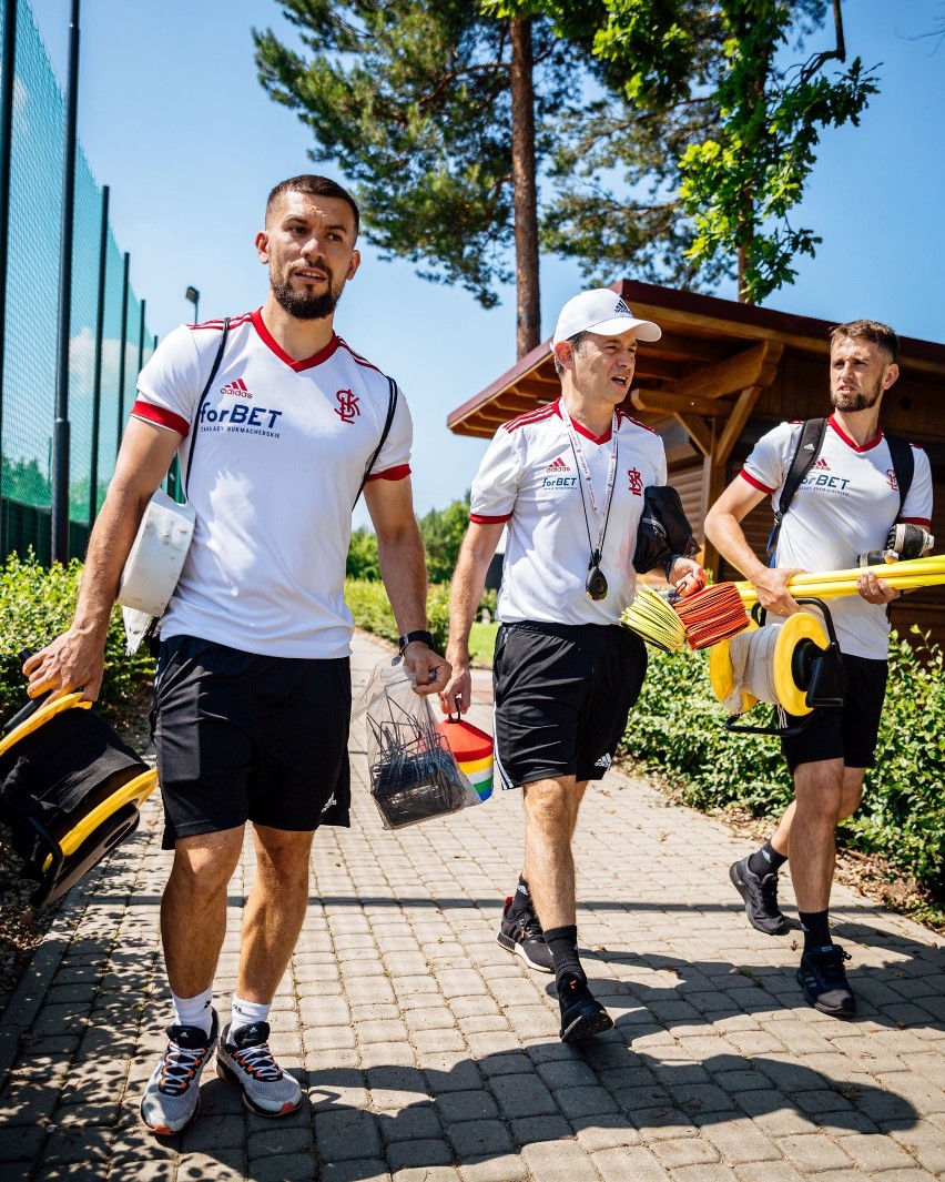 Tak piłkarze ŁKS Łódź trenują w upalny dzień w Woli Chorzelowskiej ZDJĘCIA
