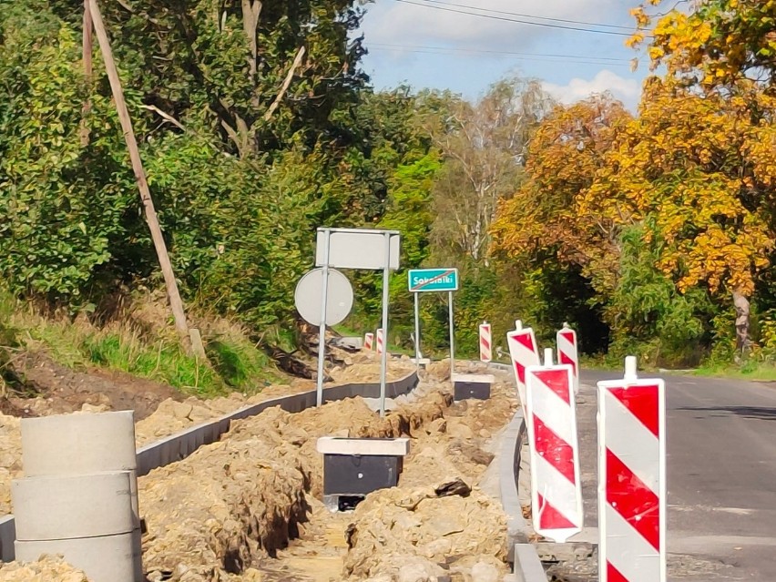 Powiat opolski realizuje kolejne zadanie drogowe. Kończy właśnie budowę ścieżki pieszo-rowerowej między Dąbrową a Sokolnikami