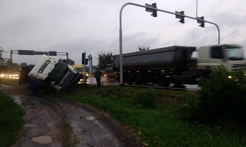 Będzin: Ciężarówka w rowie na DK1 [ZDJĘCIA]