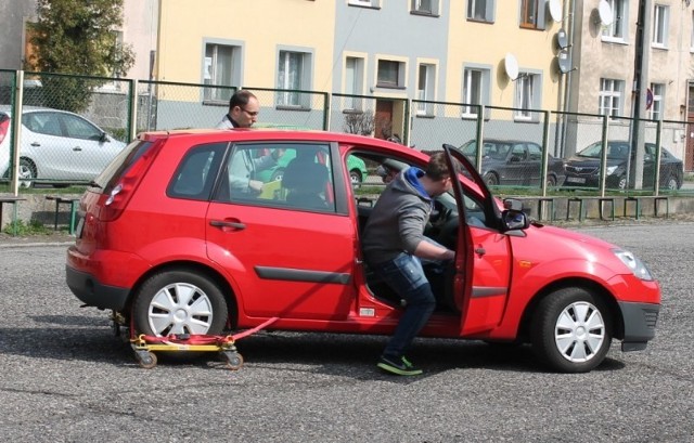 Podczas spotkania uczniowie posiadający prawo jazdy mogli sprawdzić, jak się jeździ na śliskiej drodze.