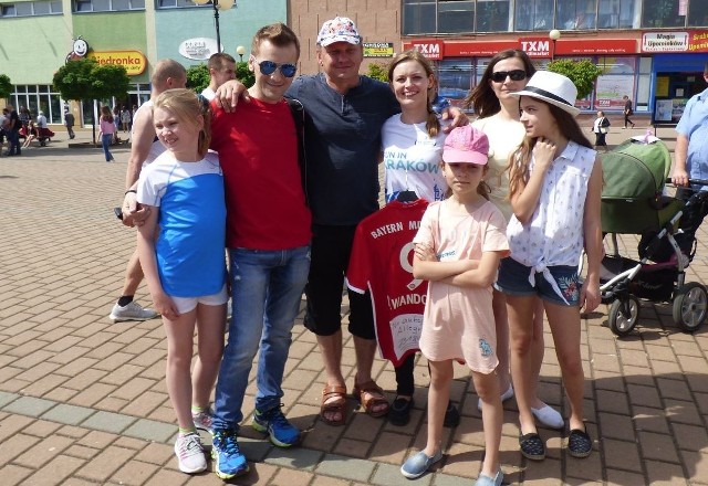 Wojciech Czerepak (w czerwonej koszulce) z grupą przyjaciół podczas niedawnego Tarnobrzeskiego Biegu Siarkowca