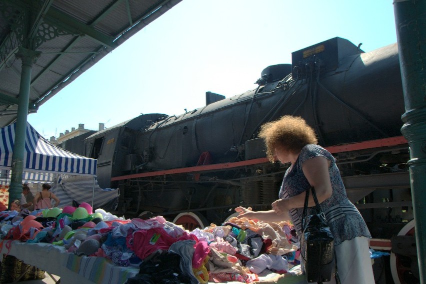 Wrocław: Na Dworcu Świebodzkim handlują i czekają na nowy cennik od PKP (ZDJĘCIA)