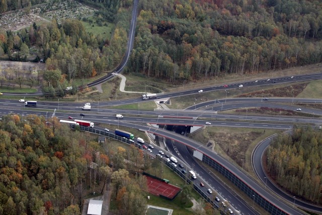 Węzeł Murckowska w Katowicach. 7 kwietnia 2015 zaczną się prace przy wymianie uszkodzonej dylatacji wiaduktu znajdującego się na bezpłatnym fragmencie koncesyjnego odcinka autostrady A4 Katowice – Kraków.