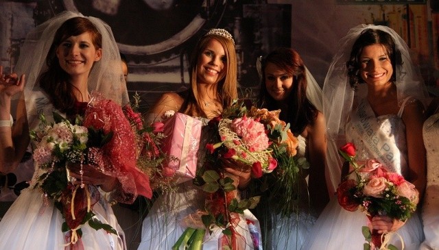 Miss Świata Parowozów 2010 19-letnia Ewelina Kleszczyńska z Żar (w środku)