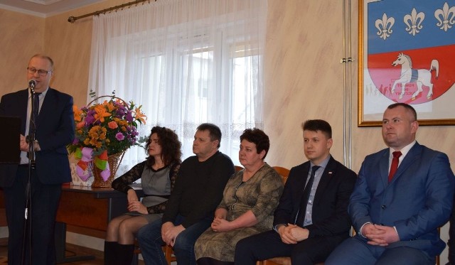 W uroczystym powitaniu repatriantów z Kazachstanu uczestniczył wicewojewoda świętokrzyski Bartłomiej Dorywalski i wicestarosta włoszczowski Łukasz Karpiński.