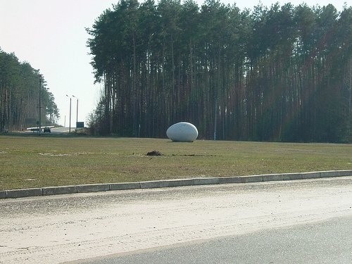 Figura "Wielkiego Jaja" na rondzie w Iwankowie niedaleko Kijowa. Tu rosyjskie siły poniosły straty.