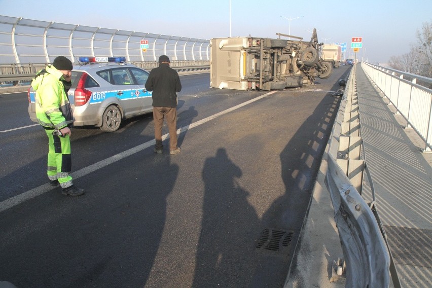 Wrocław: Przyczepa od ciężarówki zablokowała dwa pasy na AOW (ZDJĘCIA)