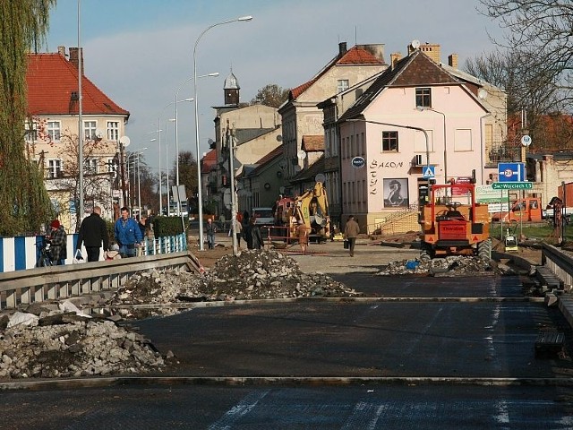 W najbliższy poniedziałek jedyny most drogowy na Obrze w Międzyrzeczu nadal będzie nieprzejezdny.