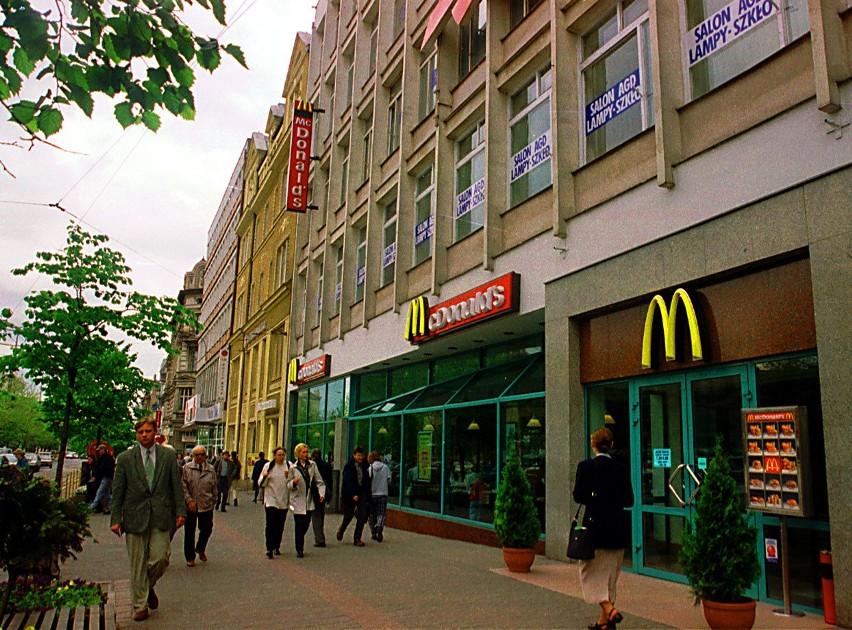 Pierwszy poznański McDonald's przy ul. 27 Grudnia....