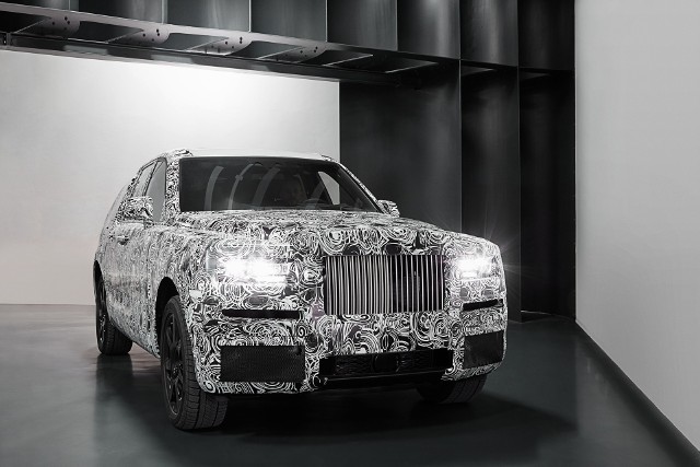 Rolls-Royce CullinanPrototypowe egzemplarze czeka jeszcze seria testów, a debiutu produkcyjnej wersji możemy się spodziewać w 2018 roku.Fot. Rolls-Royce