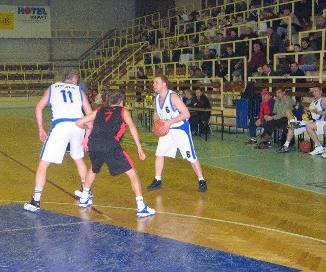 Robert Szczerbala (z piłką) powrócił do Spójni. W ostatnim roku był wzorem do naśladowania dla koszykarzy-amatorów.