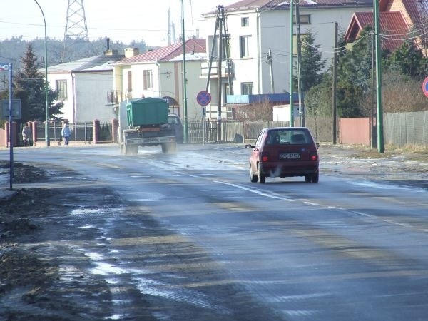 Obecnie ulica Wolności jest pełna dziur, wzdłuż ulicy brakuje również porządnych chodników.