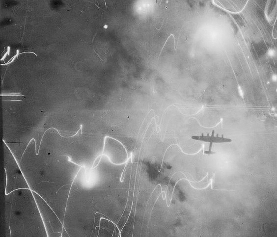 Bombowiec Avro Lancaster nad płonącym Hamburgiem. 31...