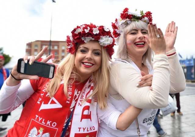 Kibice z Polski przed meczem z Niemcami na Stade de France