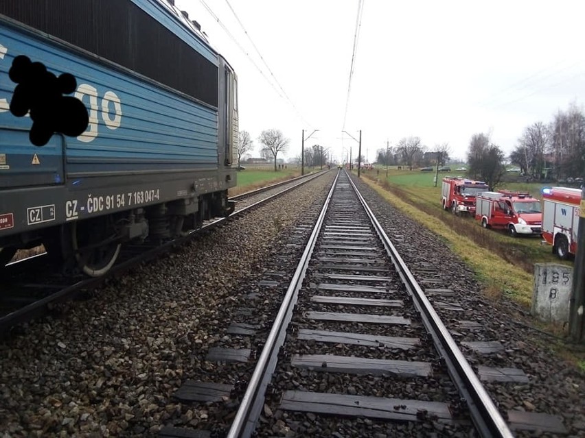 Poddębice: Tragiczny wypadek na przejeździe kolejowym. Nie żyje kierowca opla ZDJĘCIA