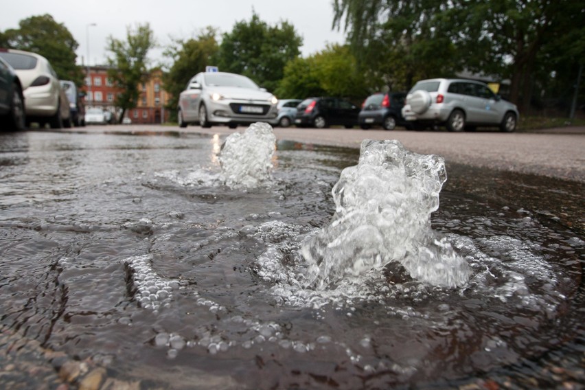 Od kilku lat woda wypływa na ulicę Kołłątaja w Słupsku [zdjęcia]