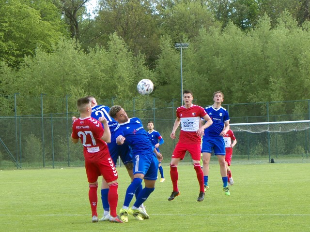 |Sokół Sieniawa (niebieskie stroje) nie sprostał liderowi z Puław.