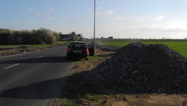 Roboty przy budowie jednostronnej ścieżki pieszo - rowerowej, szerokiej na 3,5 metra ruszyły w połowie marca.  Koszt inwestycji to ok. 700 tys. zł. Ścieżka ma być gotowa do końca czerwca