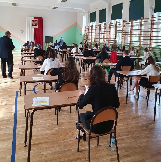 Uczniowie z  I Liceum Ogólnokształcącym imienia Stefana Czarnieckiego w Kozienicach pisali egzamin z matematyki.