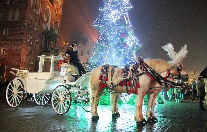 Kraków. Ruszyły Targi Bożonarodzeniowe, Rynek jest pięknie przystrojony
