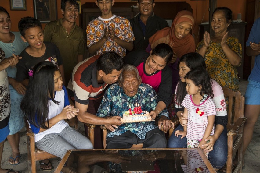 Mbah Ghoto z rodziną świętuje 146 urodziny