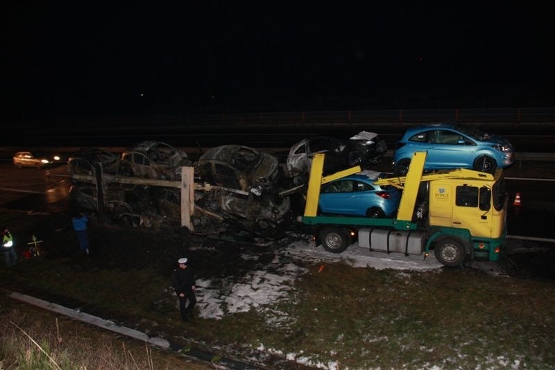 Na autostradzie A4 spalila sie lawet przewoząca auta....