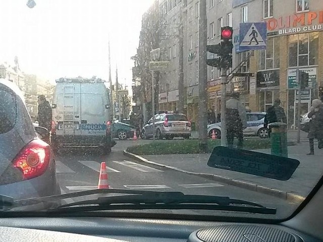 Kolizja na skrzyżowaniu ul. Jagiellońskiej i al. Bohaterów Warszawy w Szczecinie