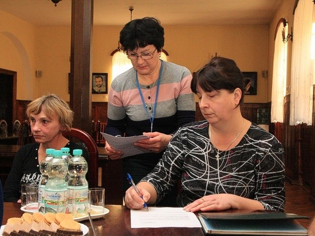 W sylwestra Ewa Woldańska (z prawej) podpisała decyzję o przyjęciu lokalu zastępczego. Dokument przekazała jej Teresa Adamowicz z magistratu.