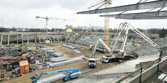 W Łodzi trwa montaż dachu na budowie stadionu przy alei Piłsudskiego. Mimo zimy prac nie przerwano.