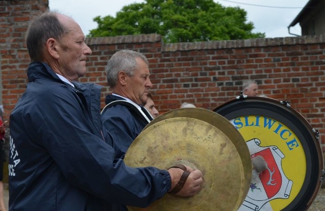 To był trzynasty Ogólnopolski Borowiacki Festiwal Orkiestr Dętych w Bysławku. Impreza rozpoczęła się od mszy w klasztorze, a następnie orkiestry na dziedzińcu klasztoru odegrały  wspólnie utwory.  Każda z orkiestr zaprezentowała się w przemarszu przez wieś. Na placu przy świetlicy kolejne orkiestry grały utwory, a publiczność mogła nie tylko słuchać  muzyki  na żywo, ale także coś zjeść i bawić się. Były też atrakcje dla najmłodszych.  - Zapraszamy do wspólnej zabawy - zachęcała Monika Januszewska,   dyrektorka Biblioteki - Centrum Kultury i Promocji Gminy Lubiewo.  - Życzę wielu wrażeń  na festiwalu. Oprócz orkiestr wystąpiły także „Bysławskie Frantówki”.  Atmosfera na festiwalu była wspaniała, a niektórzy od razu ruszyli w tany.